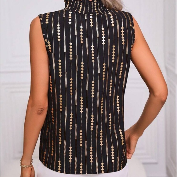 Sleeveless top with smocked neck - Picture 4 of 12